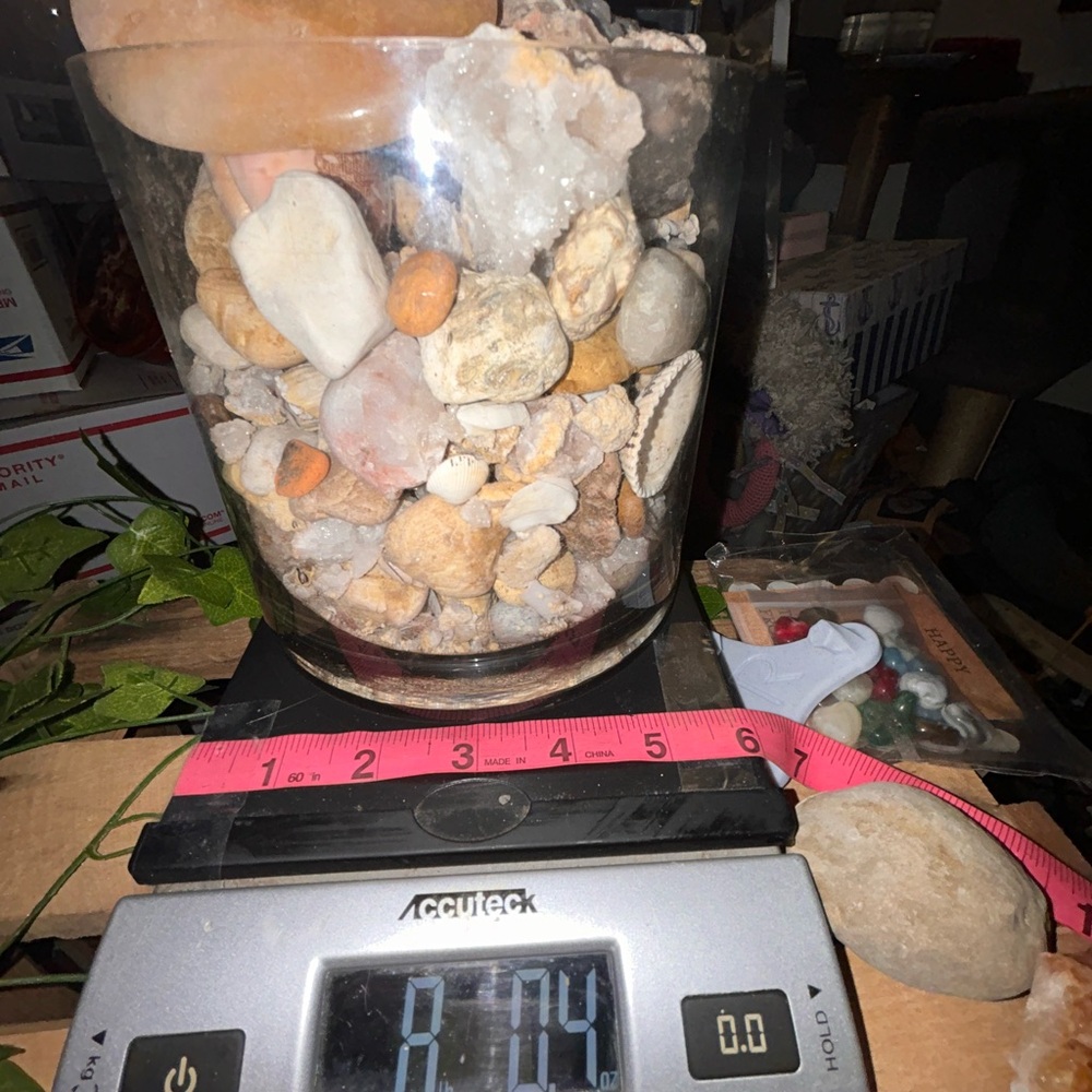 8 lbs HUGE LOT OF ROCKS ,CRYSTALS,SEA SHELLS AND MORE PLUS GLASS VASE .